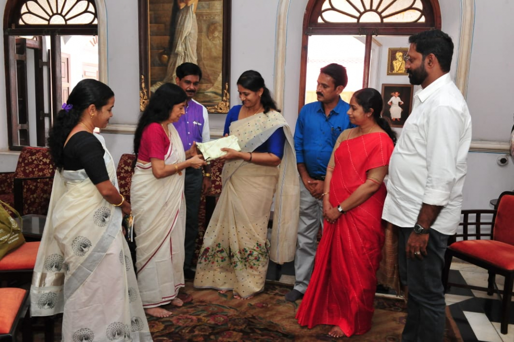 യു സി കോളേജ് ഭാരവാഹികൾ അശ്വതി തിരുനാൾ ഗൗരി ലക്ഷ്മി ഭായി തമ്പുരാട്ടിയെ സന്ദർശിച്ചു