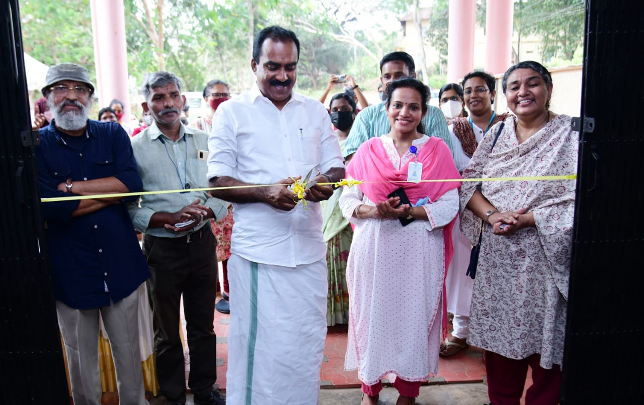 യുസി കോളേജിൽ ചിത്രപ്രദർശനം