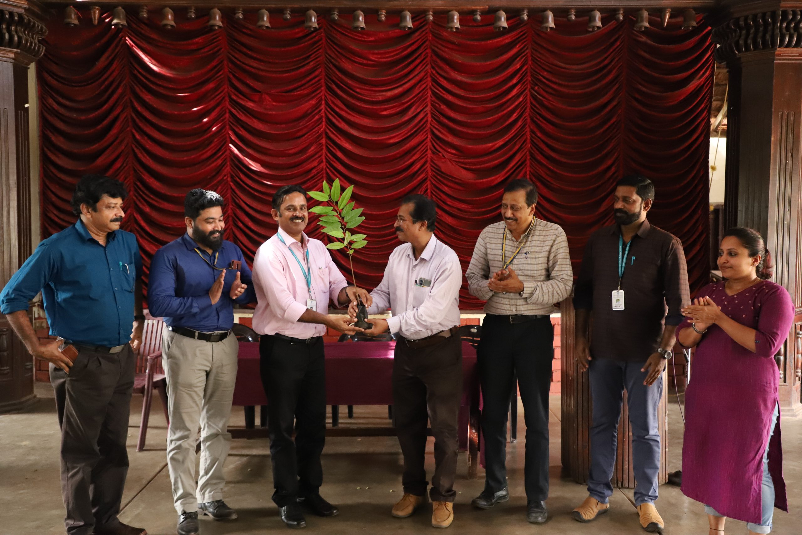 യു.സി കോളേജിൽ ആയിരം വൃക്ഷത്തൈകൾ വിതരണം ചെയ്ത് എൽ.ഐ.സി