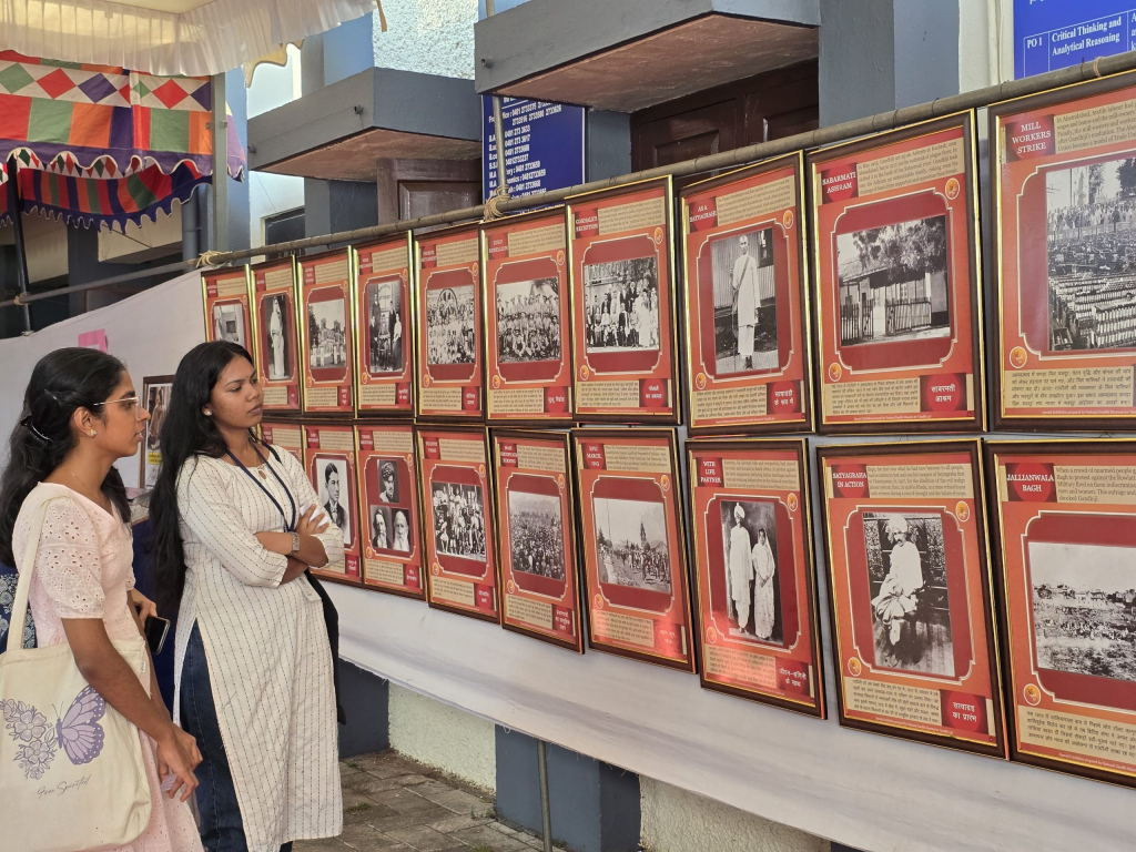 യുസി കോളേജിൽ  അനധ്യാപകർ ഒരുക്കിയ ചിത്ര പ്രദർശനം ശ്രദ്ധേയമായി.