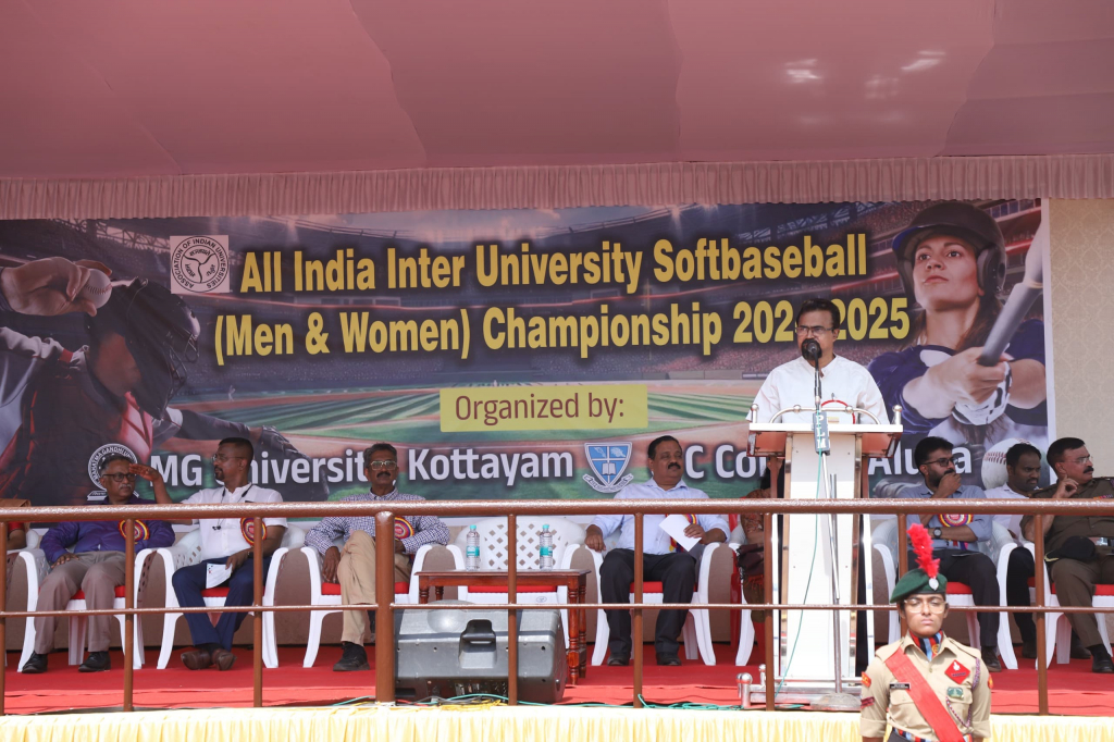 ദേശീയ അന്തർ സർവകലാശാല സോഫ്റ്റ് ബേസ് ബോൾ ചാമ്പ്യൻഷിപ്പിന് യുസി കോളേജിൽ വർണ്ണാഭമായ തുടക്കം